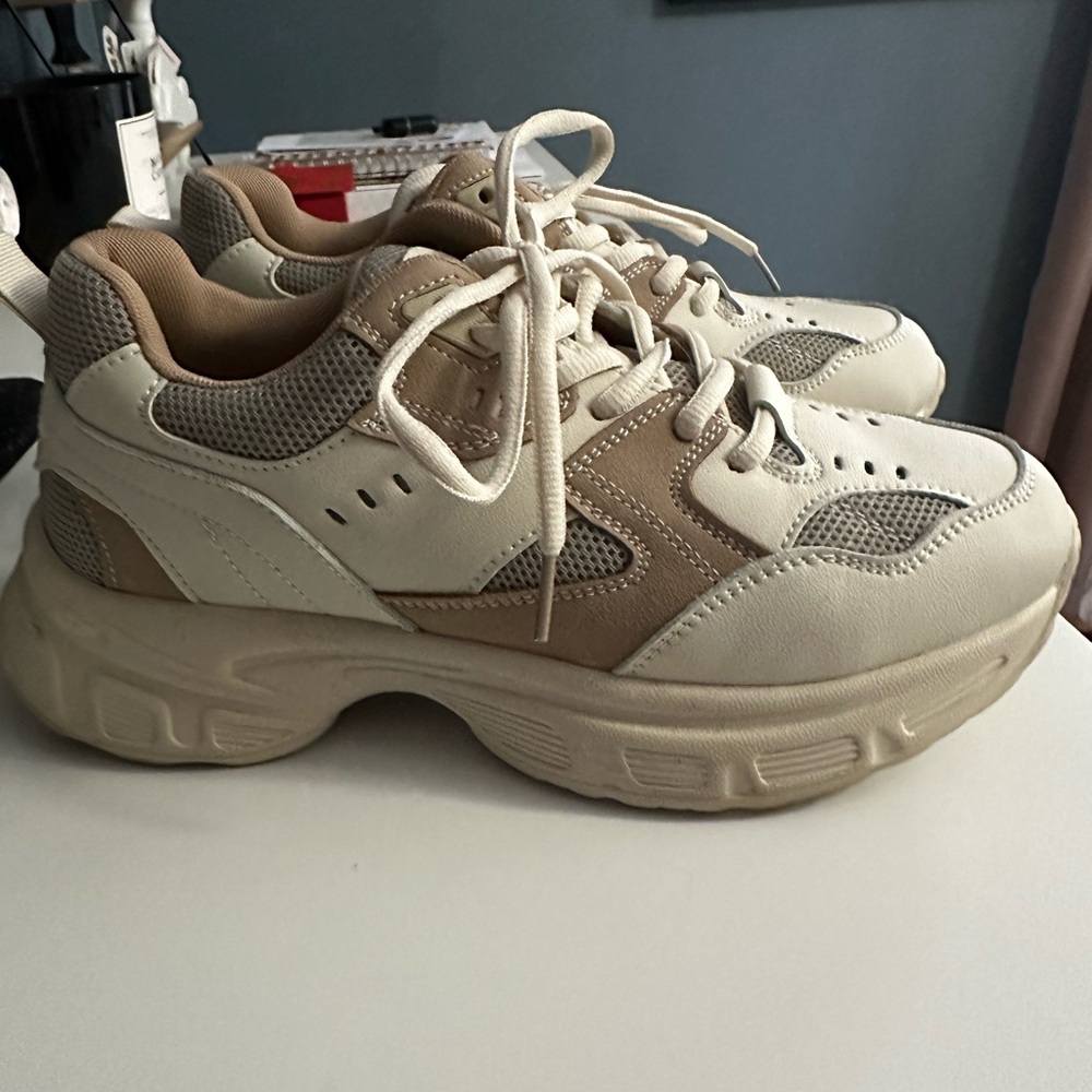 Size 8.5 sneaker